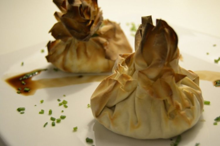 SAQUITOS DE PASTA FILO CON GUISANTES Y CECINA