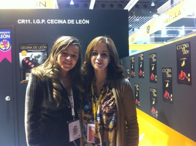 Consejera de Agricultura de la Junta de Castilla y León, Silvia Clemente, junto a la Presidenta del Consejo Regulador de Cecina de León, Natalia Ordoñez