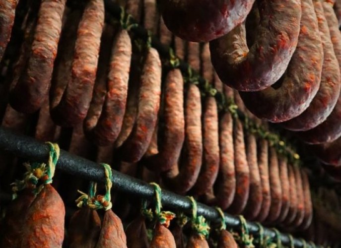Chorizo de Entrepeñas en proceso de curación