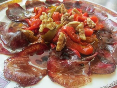 Ensalada de lengua de vacuno curada con pimientos asados y nueces