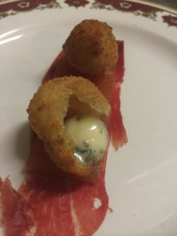 Croquetas con queso de Valdeón y Cecina de León