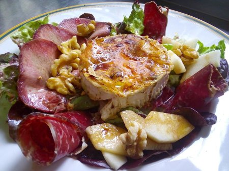 Ensalada de cecina, lengua y queso de cabra